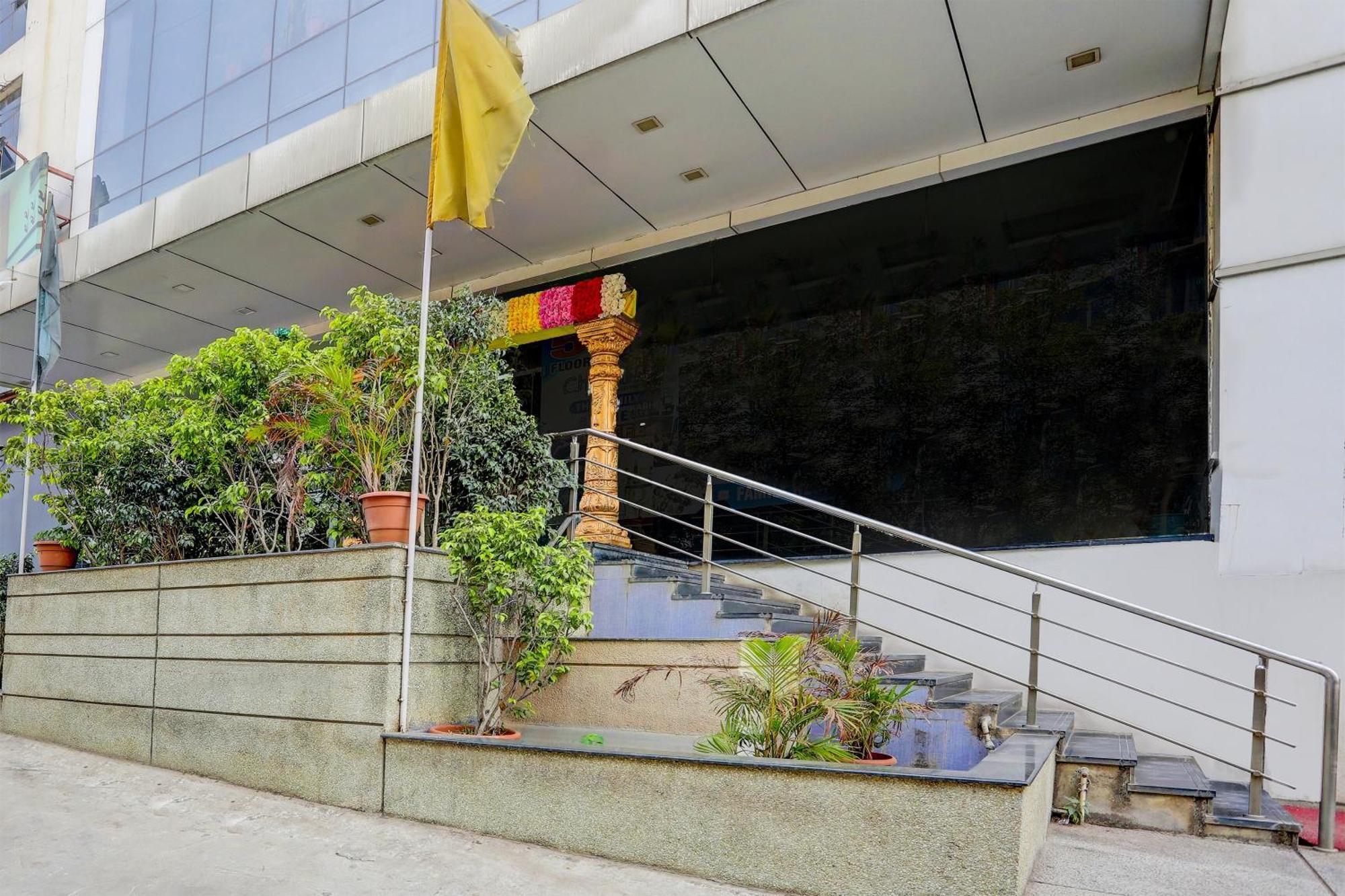 Capital O Surabhi Elite Near Miraj Cinemas - Shalini Shivani Sururnagar Екстериор снимка